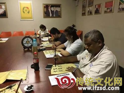中国侨网学员们参照字帖进行练习。(南非华人网资料图)