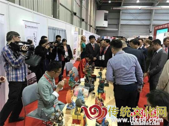 “非遗展”引民众围观 任俊 摄