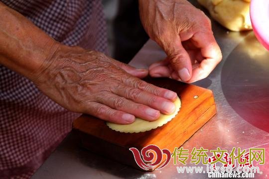 图为“土月饼”使用传统模具制作。 张远 摄 图为“土月饼”使用传统模具制作。 张远 摄