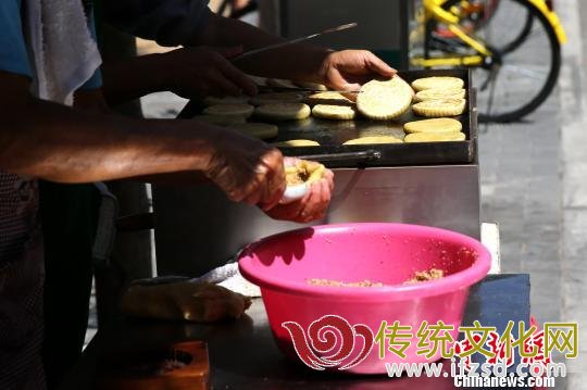 图为“土月饼”使用传统方法制作。 张远 摄 图为“土月饼”使用传统方法制作。 张远 摄