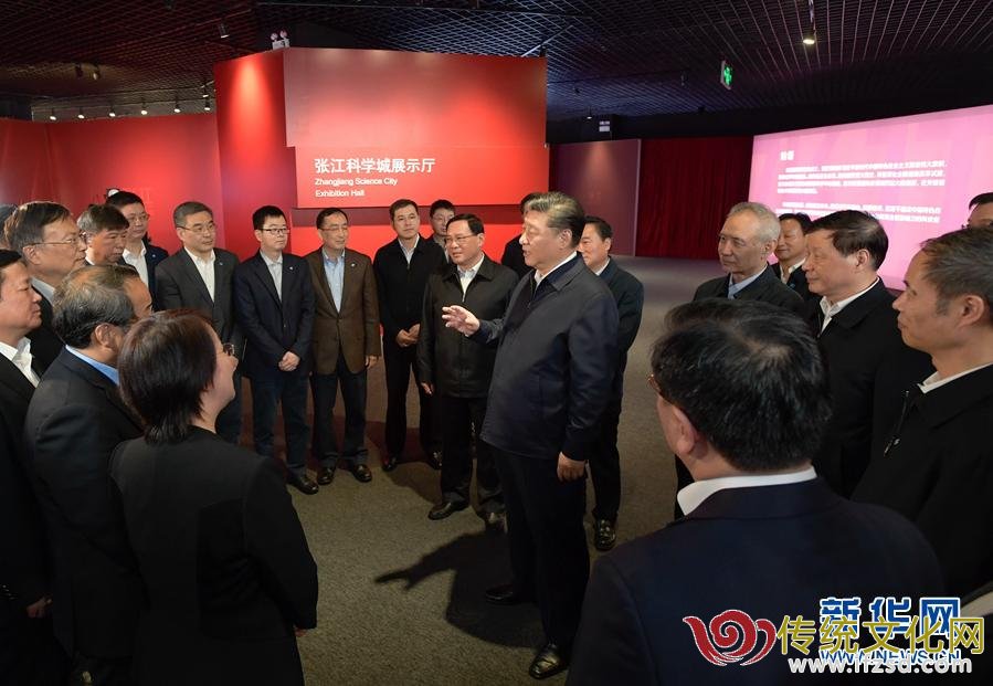 这是习近平在张江科学城展示厅同在场的科技工作者亲切交谈。 新华社记者李学仁摄