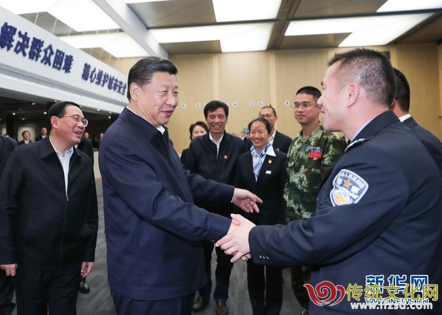 这是习近平在浦东新区城市运行综合管理中心同工作人员亲切握手。 新华社记者谢环驰摄