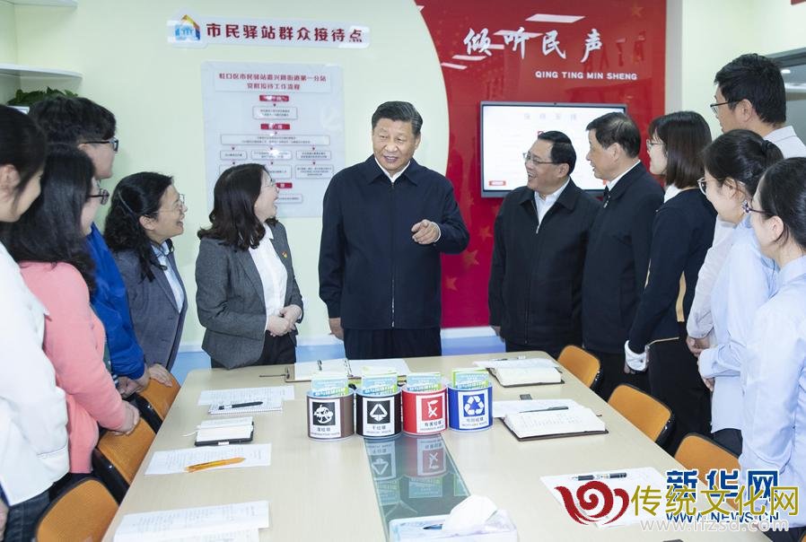 这是习近平在虹口区市民驿站嘉兴路街道第一分站，同正在交流社区垃圾分类推广做法的年轻党员亲切交谈。新华社记者李涛摄