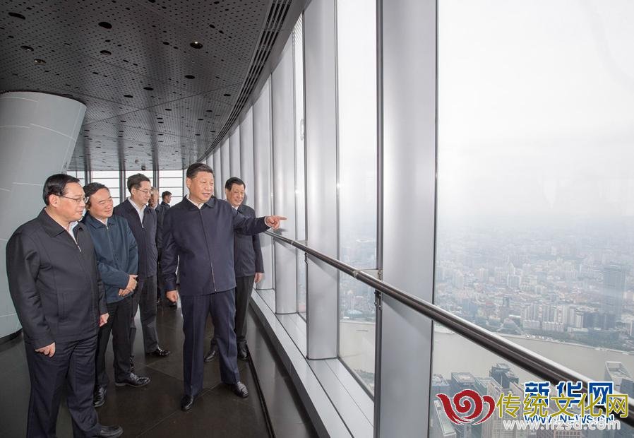 这是习近平在上海中心大厦119层观光厅俯瞰上海城市风貌。 新华社记者李学仁摄