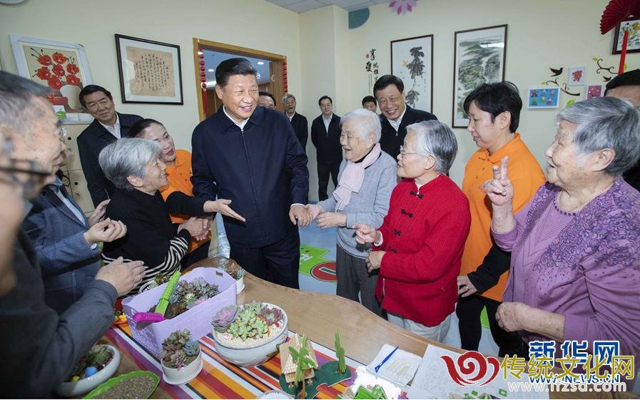 这是习近平在虹口区市民驿站嘉兴路街道第一分站托老所同老年居民亲切交谈。 新华社记者李涛摄