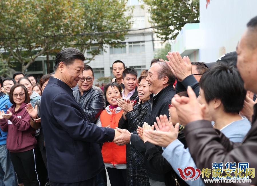 这是习近平在虹口区市民驿站嘉兴路街道第一分站同居民亲切握手。 新华社记者谢环驰摄